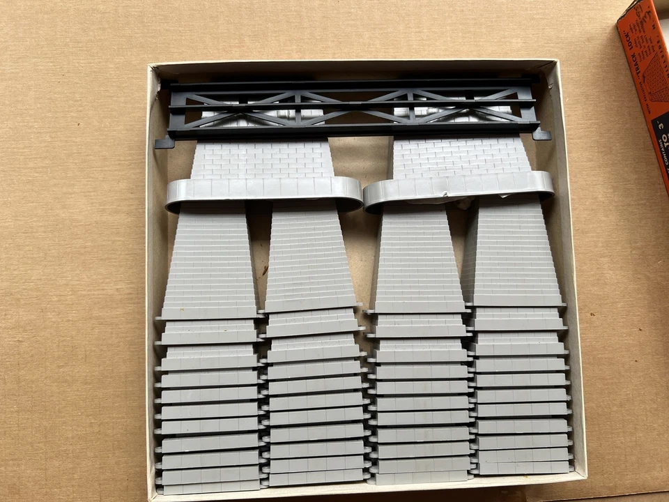 ATLAS 47 PIECE HO GAUGE PIER SET NO. 80 IN ORIG BOX & INSTRUCTIONS New Old Stock - Image 2 of 4