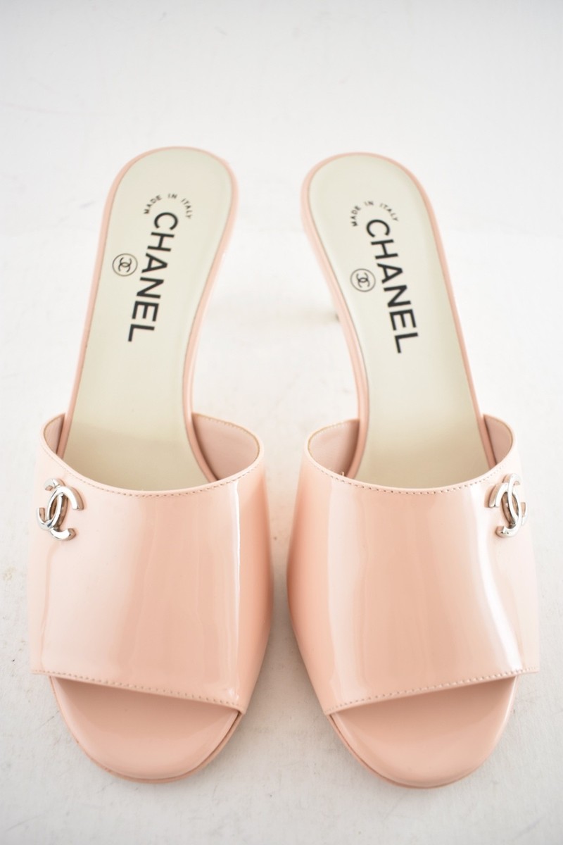 Chanel 23S Pink Patent Leather CC Logo Pearl Heel Backless Mule