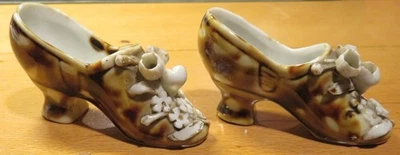 SOULIERS / CHAUSSURES MINIATURES anciens en PORCELAINE ornées MUGUET & MYOSOTIS - Photo 1/4