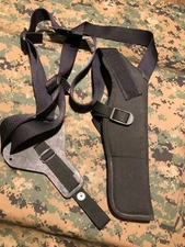 Uncle Mike's RH Shoulder Holster 5-6.5" Med/ Lg DA Revolvers 4 5/8-5 1/2" SA