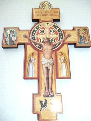 St. Benedikt Holzkreuz 6'' Gold Highlights