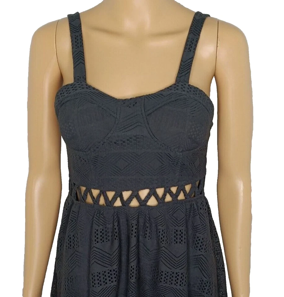 Vestido para mujer Xhilaration pequeño acampanado negro forrado mini vestido de fiesta con correa Foto 2 de 4