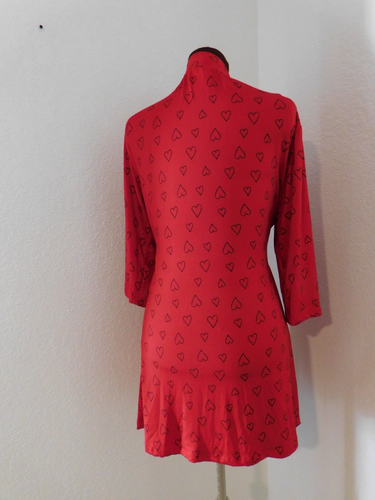 Bata corta con cinturón estampado de corazones rojos Just Be talla L/XL San Valentín - Imagen 2 de 6