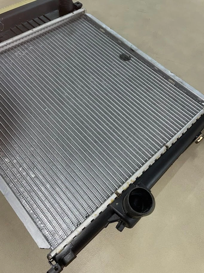 Radiador de motor Behr - 17-11-1-728-907 - Para BMW 318i, 318is, 318ti e Z3 1991-99 - Imagem 2 de 4
