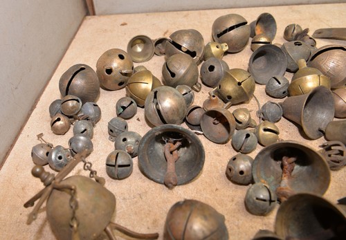 Lote primitivo coleccionable 85 campanas de trineo bronce latón caña y más buggy - Imagen 10 de 11