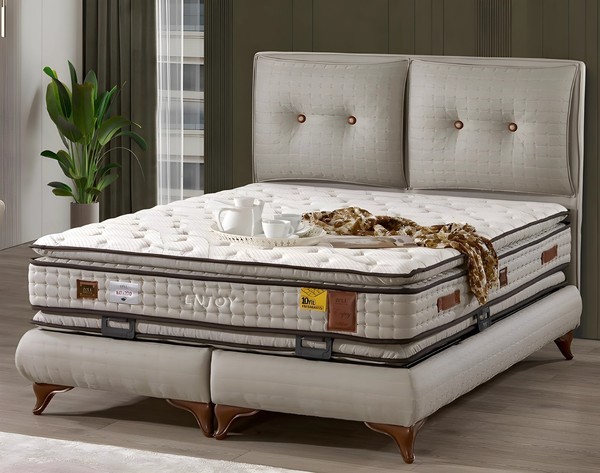 Elegantes WeißEs Bett Mit Matratze Aus Textil Und Holz-image