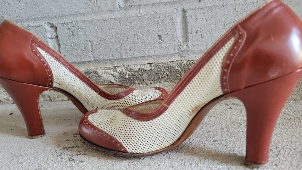 Vintage 1940's Heels 3.5"  Two Tone Tan Heels 6 1/2 A - Image 3 of 4