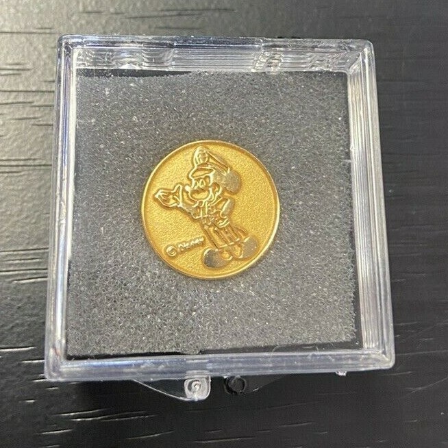 DISNEY CAST MEMBER PIN GOLD SECURITY MICKEY PIN  Very Rare
