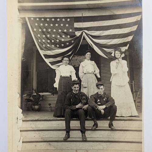 Foto antica istantanea ragazzi in uniforme con cane bandiera americana patriottica - Foto 1 di 9