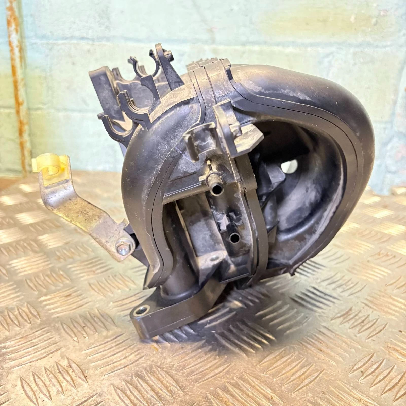 Actual intake manifold throttle body side and hose connections