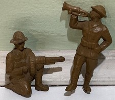 2 Vintage Beton WW1 Hard Plastic Soldiers 1940  s unpainted - Gunner  Bugler