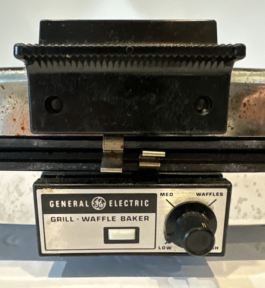 General Electric A2G48T Grill Waffle Maker Baker Chrome 9” Square