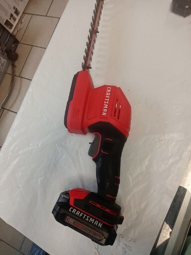 Craftsman CMCSS800C1 Cordless Hedge Trimmer Red, with battery, charger , no bag