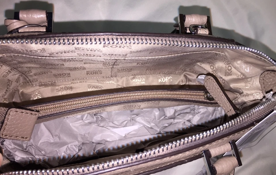 Cartera Michael Kors Riley XSmall de cuero en relieve color topo oscuro 35S8SRLS1E - NUEVA CON ETIQUETAS Foto 4 de 4