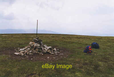 Foto 6x4 Der Gipfel von Carn na Caim Ein etwas provisorischer Steinhaufen; beachten Sie den um 1998