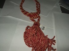 Attache rideau dos neuf avec pompons rouge et crème. Canterbury mi