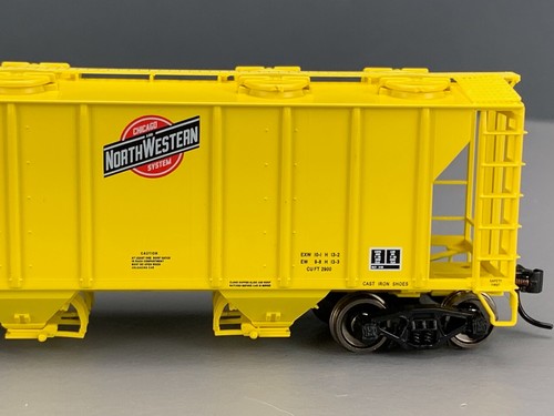HO Walthers Mainline PS-2 2893 cu ft Covered Hopper C&NW #95445 HO4054 - Picture 4 of 8