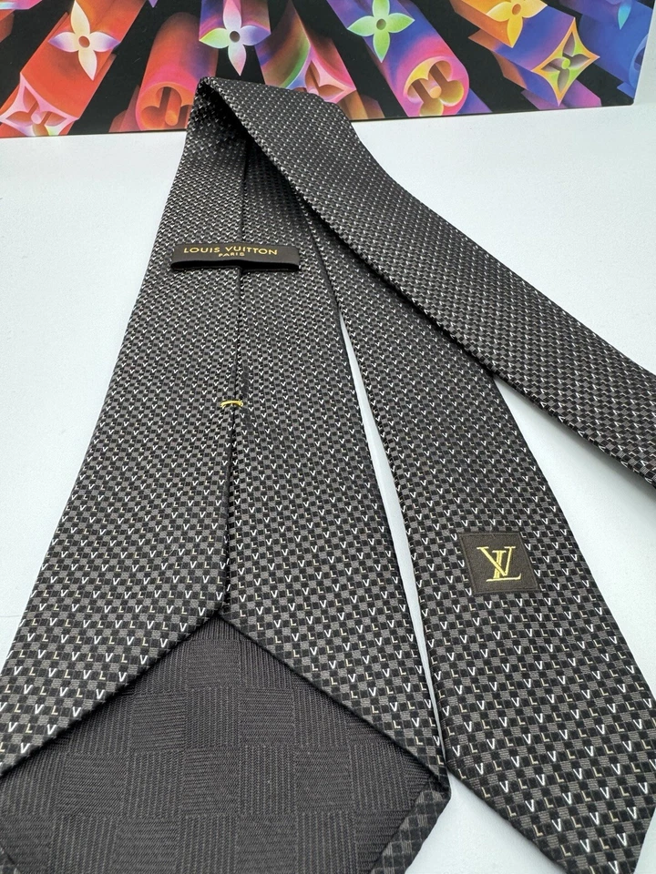 Corbata de seda Louis Vuitton marrón con patrón de monograma LV Foto 4 de 4