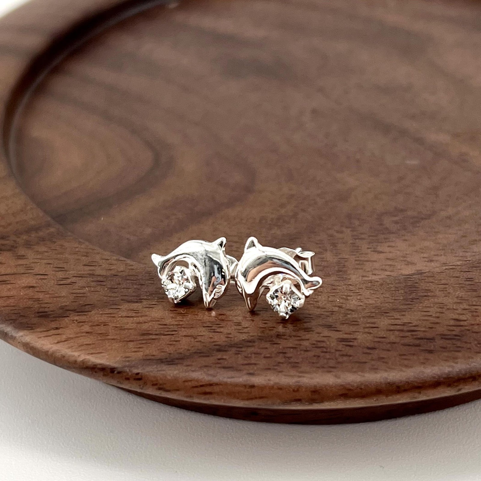 Boucles d'oreilles dauphin anti-allergie en argent 925 et cristal pur