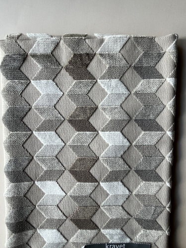 33637- 1611 Fabric Remnant 24"x24" - Picture 3 of 3