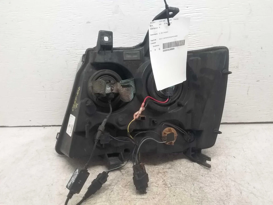 Used Right Headlight Assembly fits: 2012 Chevrolet Tahoe Right Grade C Foto 2 de 4