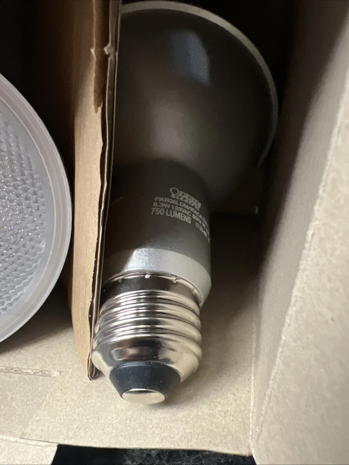 2 Pack Feit Enhance PAR30 E26 (Medium) LED Bulb Daylight 75 Watt Equivalence - Image 4 of 4