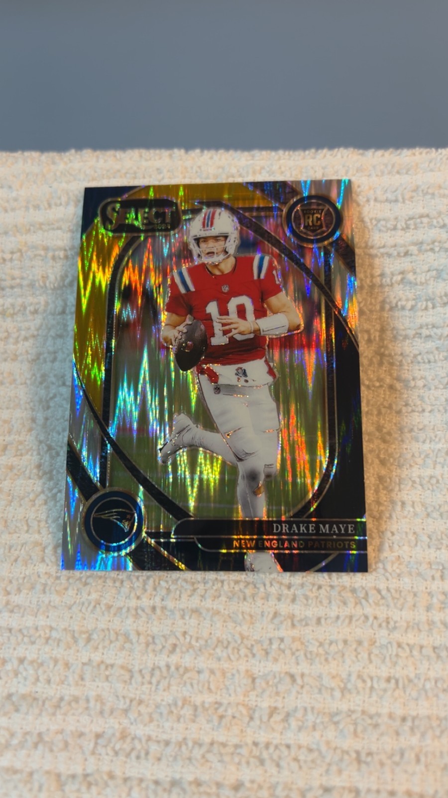 2024 Panini Select - Club Level Drake Maye #218 Black & Gold Shock Prizm (RC)