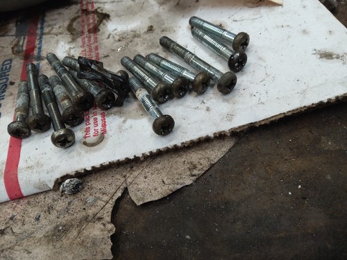 1980 Suzuki SP400T all the center case screws R - Picture 3 of 4
