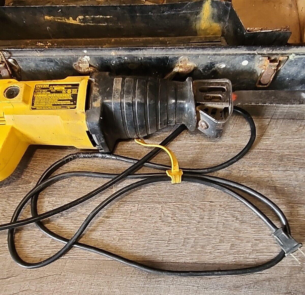 DeWalt DW304 Corded Reciprocating Saw T2 Tested, works well w/metal case
