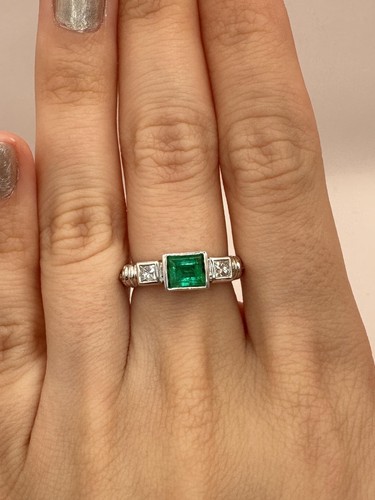 18k Diamond and Emerald Ring - Picture 8 of 10