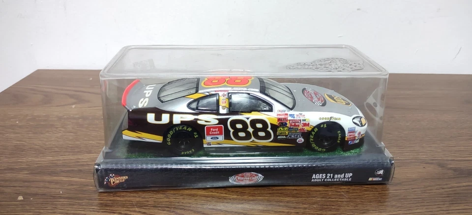 Winner's Circle 2003 1:24 Dale Jarrett #88 UPS 1999 NASCAR Winston Cup Champion Foto 3 de 4