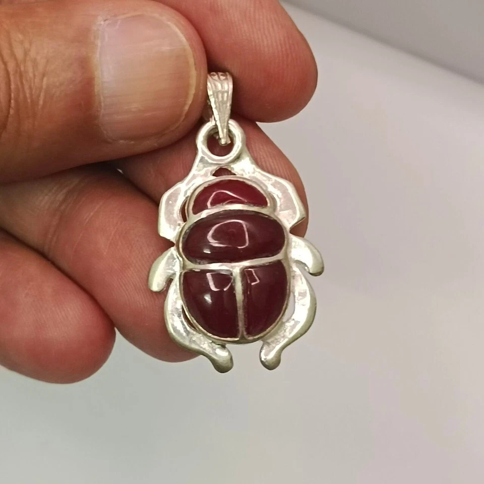 Colgante escarabajo plata 925 hecho a mano con piedra roja profunda, inspirado en el antiguo Egipto Foto 2 de 4
