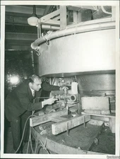 1945 Photo Dr Richard R Dunning Columbia U Adjusts Cyclotron Pupin Labs Ww2 6X8