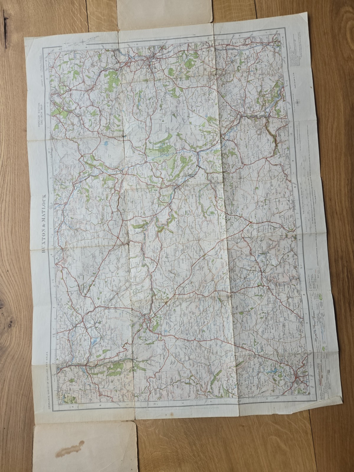 1923년 발행된 영국 지도국(Ordnance Survey)의 인기 있는 1인치 종이 지도(벅스턴 및 매틀록 지역). 3