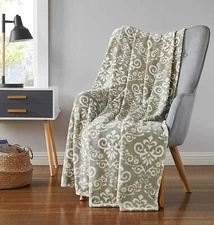 Decorative Throw Blanket: Floral Damask Style on Soft Velvet Fleece Accent