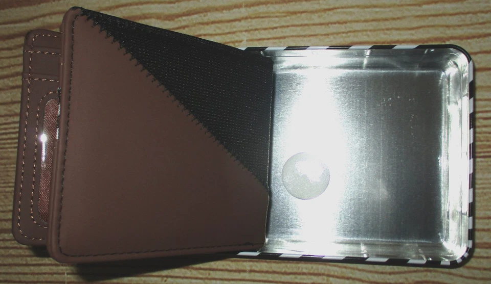 MENS VOLCOM BLACK BROWN BIFOLD WALLET WITH TIN GIFT BOX - Image 4 of 4