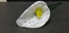 ART GLASS WHITE MARBLE YELLOW CENTER CALLA LILY LONG STEM GLASS FLOWER 14 1/4"