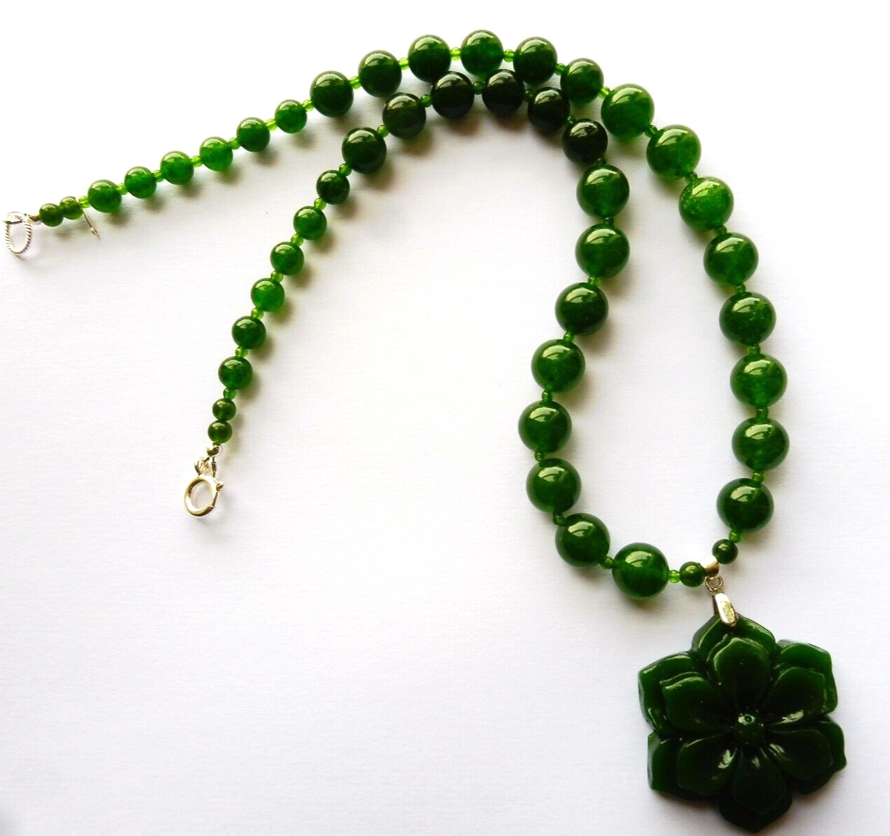 Collier en jade jadéite naturel et argent massif, un bijou de prestige de 295 carats pour femme