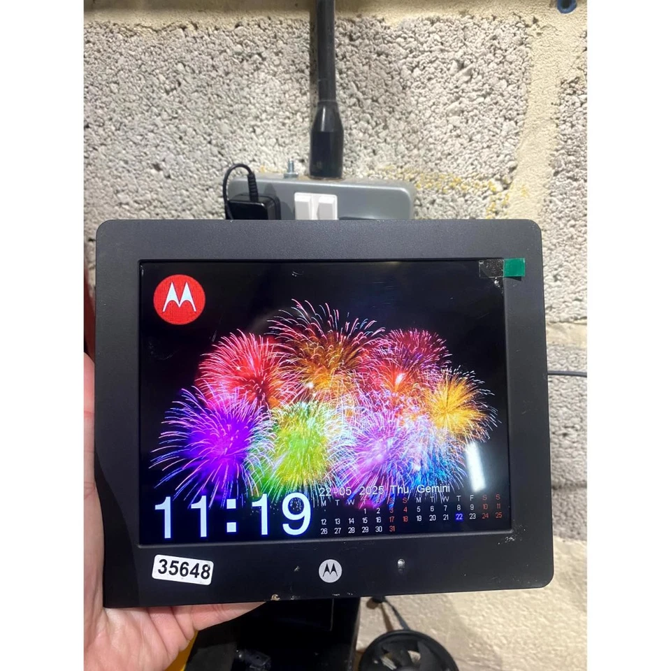 Motorola MLC800 Digital Photo Frame Black 8" LCD Display Portable 3W w/ Adapter - Image 2 of 4