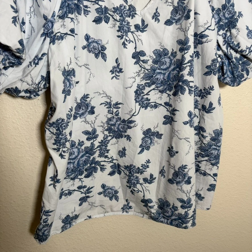 Blusa para mujer Banana Republic grande azul floral manga abullonada cuello en V Foto 3 de 4
