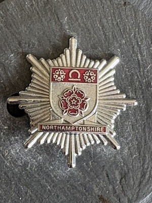 VERALTETES NORTHAMPTONSHIRE FEUERWEHR Mützenabzeichen 2. Ausgabe von 1974