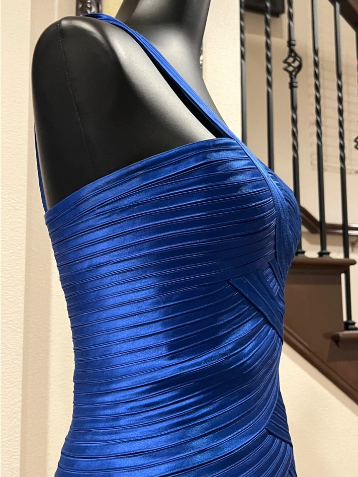 Vestido de cóctel BCBG Maxazria con vendaje en un hombro azul zafiro - talla 4 Foto 4 de 4