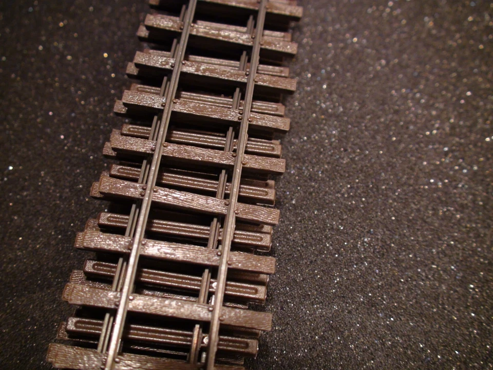 ON30 Micro-Engineering #12-138 ON30 SCALE Code 83 Flex Track WEATHERED - Image 2 of 4