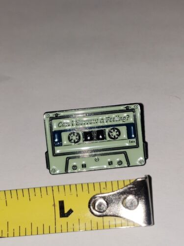 Prendedor de esmalte de música retro de los años 90 con forma de casete "Puedo pedir prestado una sensación" - Imagen 7 de 7