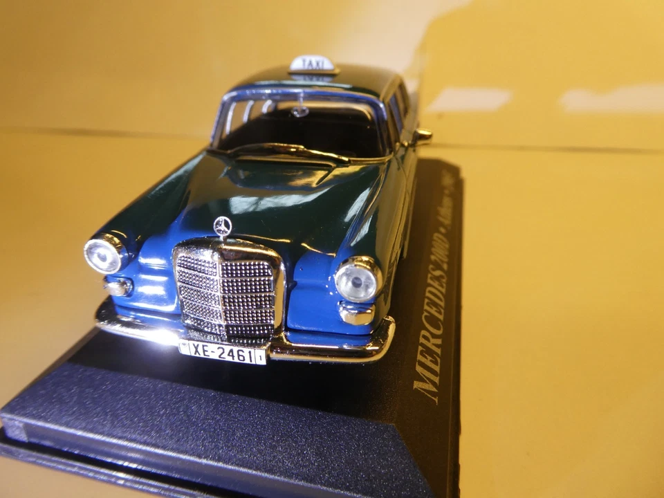 Modellauto Mercedes 200 D Heckflosse Taxi Athen, M 1:43, mit Stern - Bild 3 von 4