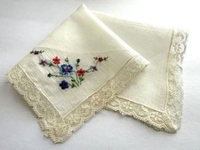 VINTAGE HANKY 1950s NEW EMBROIDERED FLORALS CREME LACE EDGING LOVELY