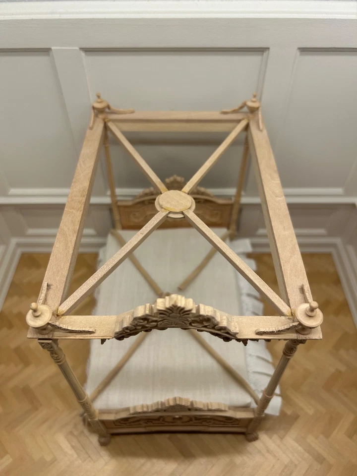 Casa de muñecas miniatura-Bespaq elegante cama con dosel francesa sin terminar--$118,00--ESTADO-- Foto 2 de 4