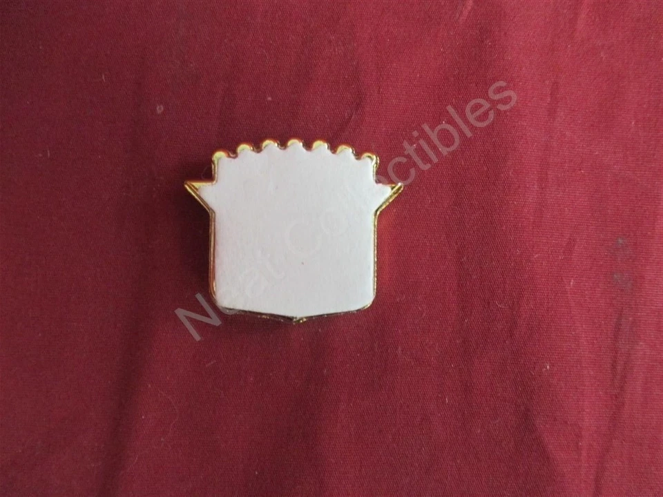 Panel de techo Cadillac Deville emblema de escudo dorado 25636864 nuevo de fabricante original Foto 2 de 4