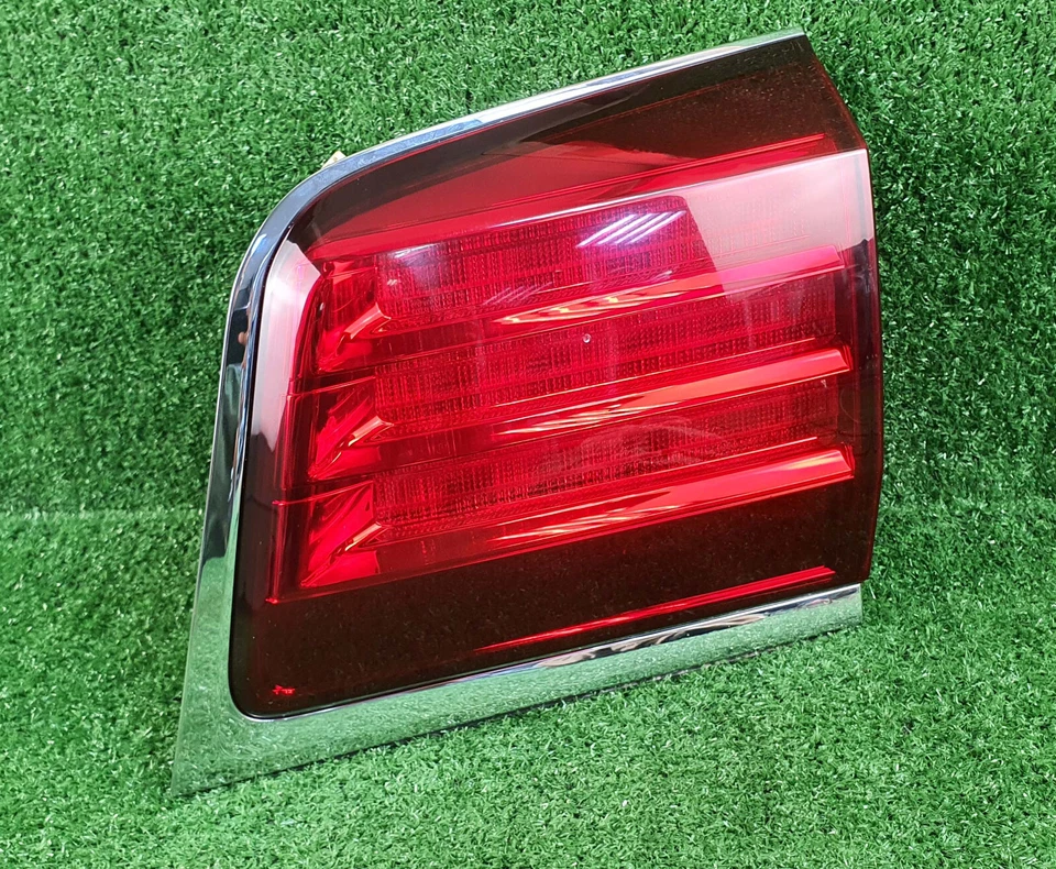 Luz LED interior lado derecho Lexus LX570 2008-2011 puerta levadiza Pssenger OEM usada Foto 3 de 4