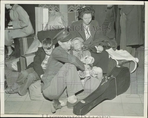 1945 Press Photo Ed Gibson and family nap while waiting for a train, Los Angeles